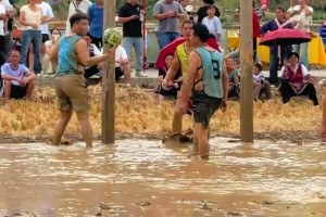 只要体能够好、走位飘逸！贵州“泥BA”比赛现场刷新看球观！