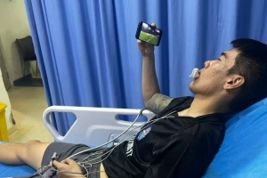 记者晒王秋明在医院接受治疗照片，通过手机关注津门虎队赛事