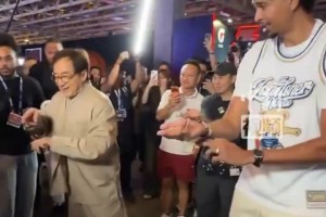 成龙现身NBA中国赛，现场教学中国功夫 网友：这个视频看了好几遍
