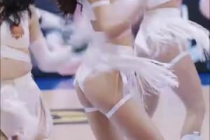 篮球赛中场休息，看一下中国台湾的拉拉队表演，放松一下身心