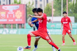 中乙第二十六轮，上海海港富盛经开队在主场2-1深圳二零二八队